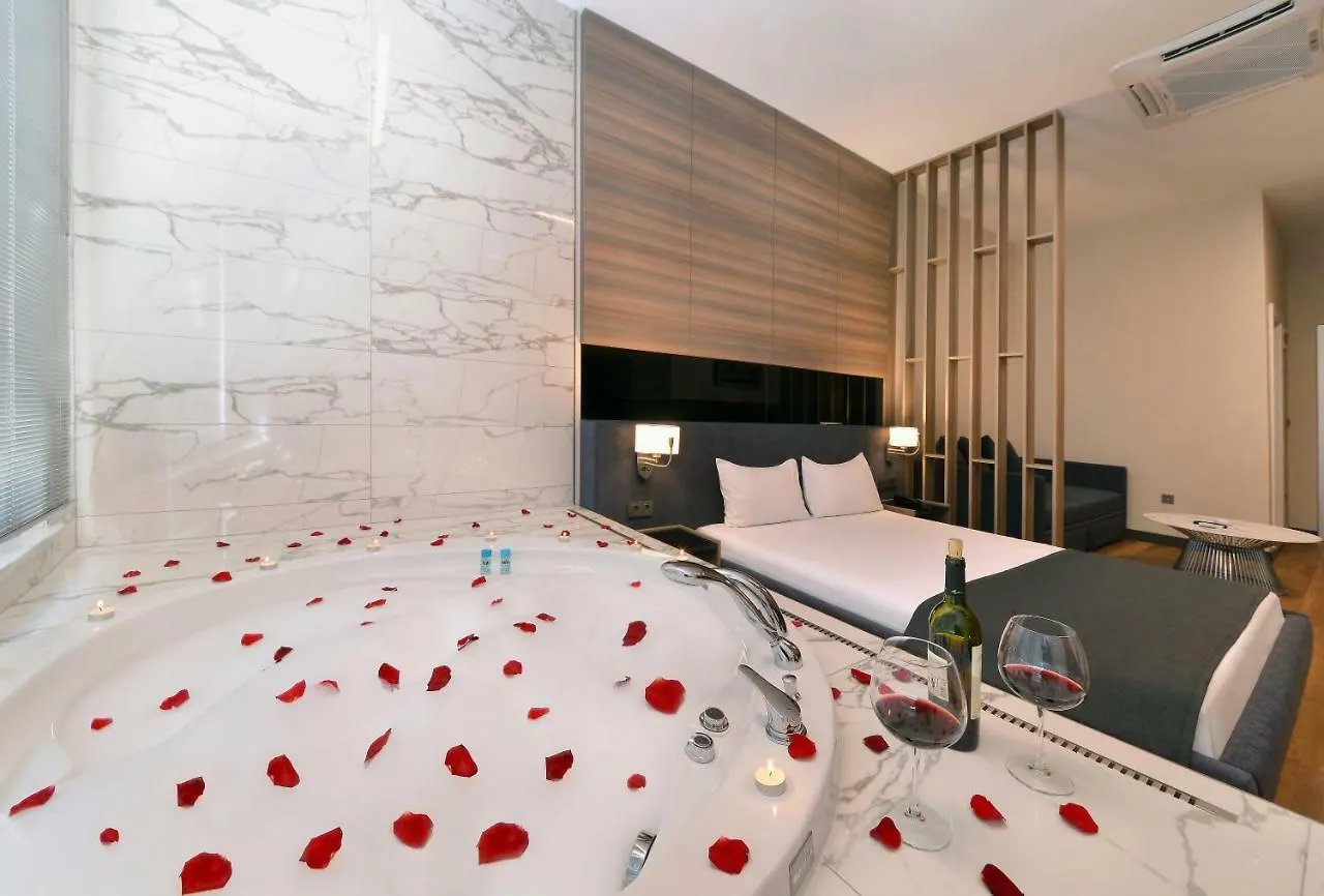 Nish Istanbul Suites & Hotel 3*,